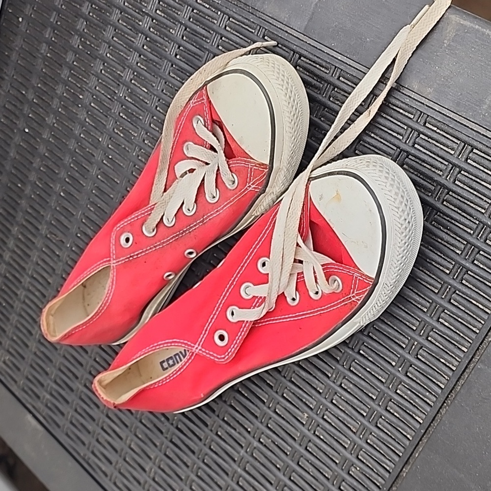 Chuck Taylor's red.size 9 low tops